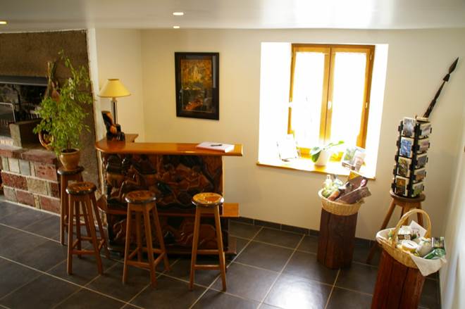 Le clos des pierres rouges, le bar